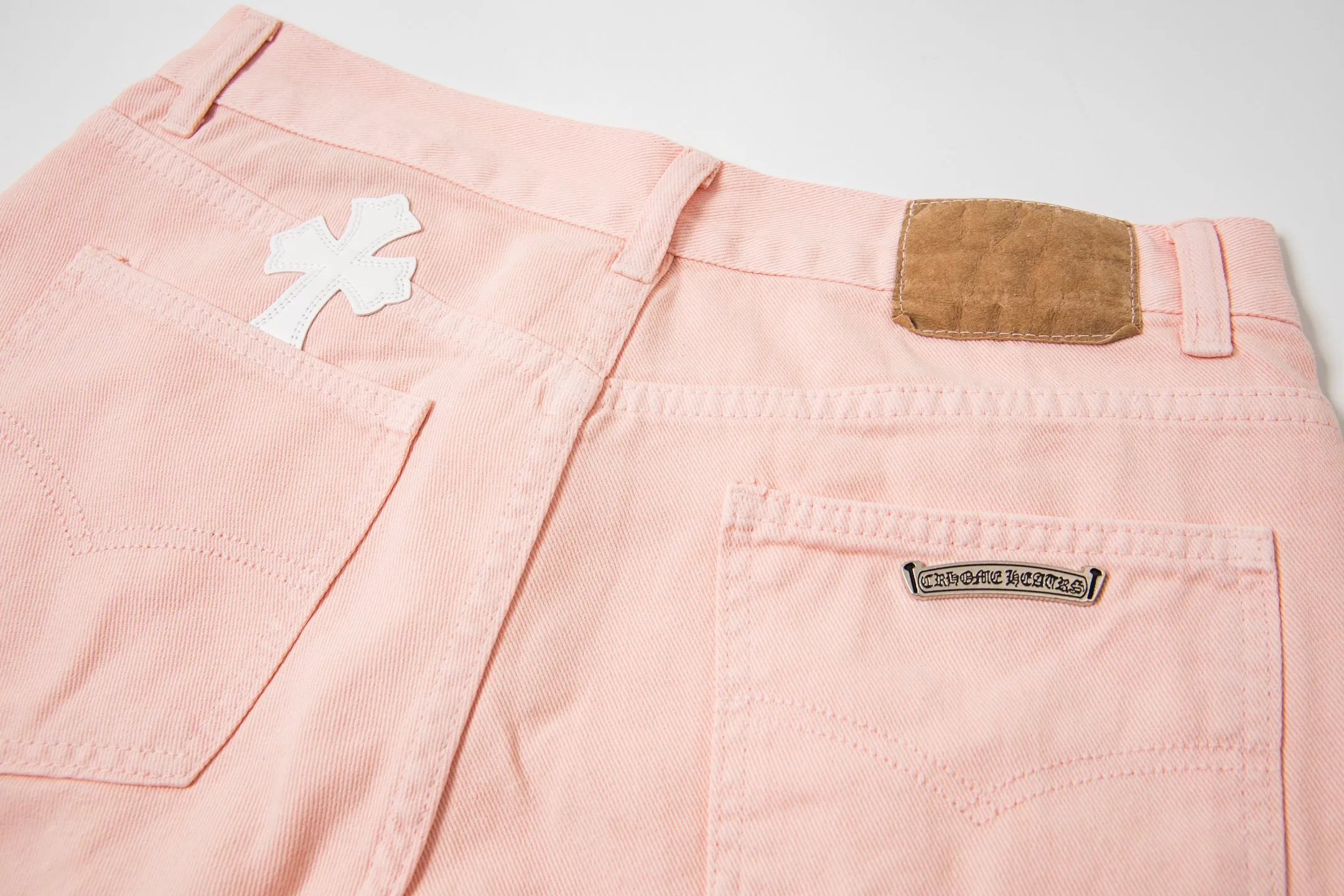 P270 💰 (Top version) Chrome hearts | CH Chrome hearts limited edition cherry blossom pink leather jeans for girls. Charming dopamine personality jeans. Indispensable for fashionistas. The same style for celebrities. A model touted by many bloggers. This new pair of pants is perfect both in shape and upper body. It is no exaggeration to say that making a pair of jeans is equivalent to making 20 pieces of short-sleeves. The fabric is made of high-quality imported denim. It has a unique high-end texture. I am very satisfied with it after washing and proofing several times. Color: Sakura pink Size: 28-30-32-34 (corresponds to S-M-L-XL)